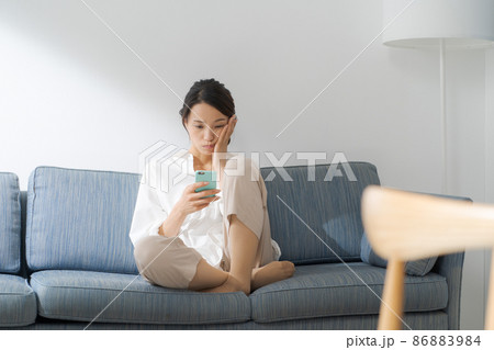 ソファに座る女性　30代 86883984