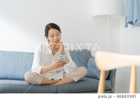 ソファに座る女性　30代 86883985