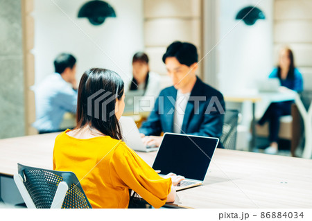 シェアオフィスで働く人々 撮影協力「+SHIFT NOGIZAKA」 シェアオフィスで働く人々 撮影協力「+SHIFT NOGIZAKA」 86884034
