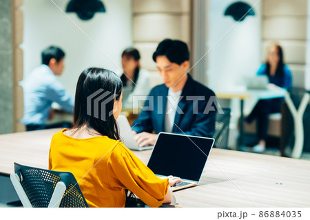 シェアオフィスで働く人々 撮影協力「+SHIFT NOGIZAKA」 シェアオフィスで働く人々 撮影協力「+SHIFT NOGIZAKA」 86884035