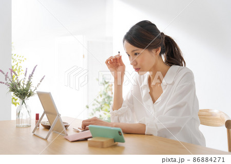 メイクをする女性　20代 86884271