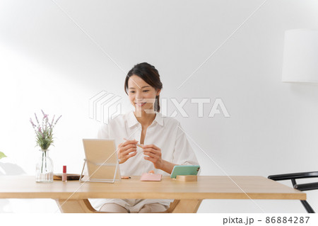 メイクをする女性 20代 メイクをする女性 20代 86884287