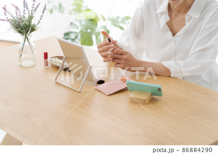 メイクをする女性 20代 メイクをする女性 20代 86884290