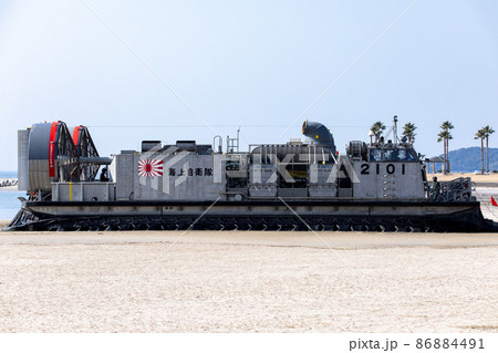 ビーチに上陸した海上自衛隊LCACエアークッション艇 86884491