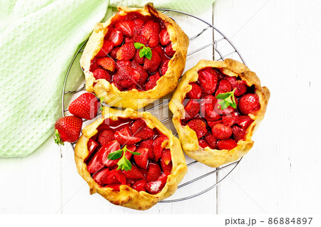 Galetas with strawberries on board top Galetas with strawberries on board top 86884897