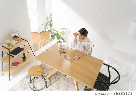 身だしなみを整える女性 身だしなみを整える女性 86885172
