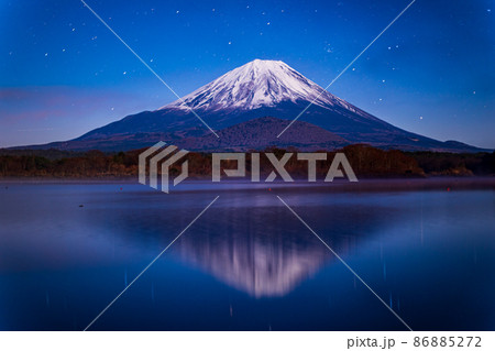 （山梨県）星空の下、精進湖に映る富士山 86885272