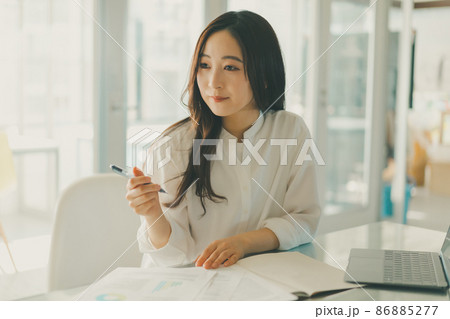 働く女性 86885277