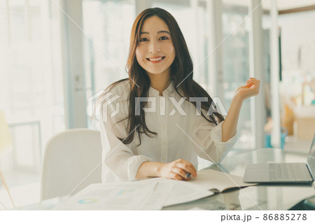働く女性 86885278