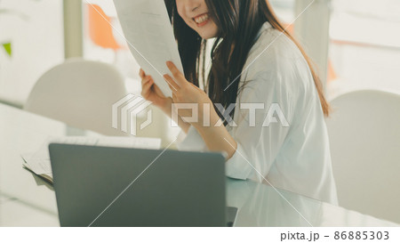 働く女性 86885303