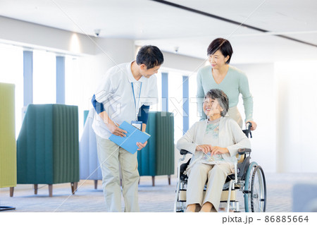 介護　親子に説明をする施設職員　撮影協力「LINK FOREST] 86885664