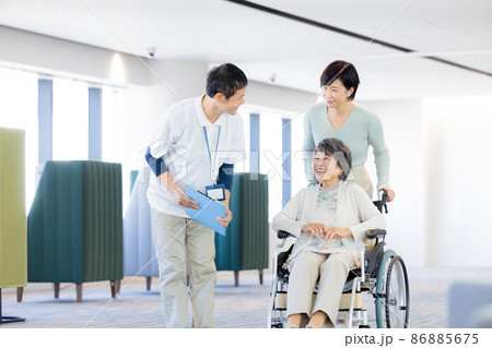 介護　親子に説明をする施設職員　撮影協力「LINK FOREST] 86885675