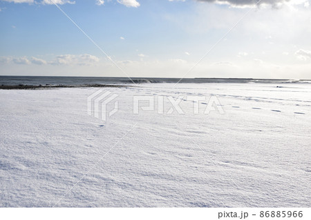 冬の雪が積もった浜辺の足跡と冬景色 86885966