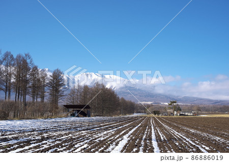 雪が残る地方の農村部の美しい景色 86886019