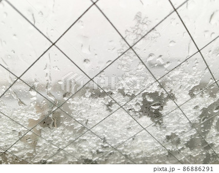 網入りガラス窓につく水滴と雪 写真素材 網入りガラス窓につく水滴と雪 写真素材 86886291