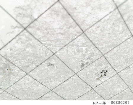 網入りガラス窓につく水滴と雪　写真素材 86886292