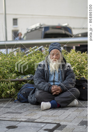 ホームレスの男性　浮浪者　路上生活者　社会　社会問題　人権　失業 86886500