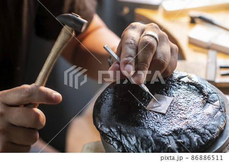 彫金 金属加工 工房 職人 技術 工芸 技法 削る 装飾 工具 手 ボディパーツ 鏨 彫金 金属加工 工房 職人 技術 工芸 技法 削る 装飾 工具 手 ボディパーツ 鏨 86886511