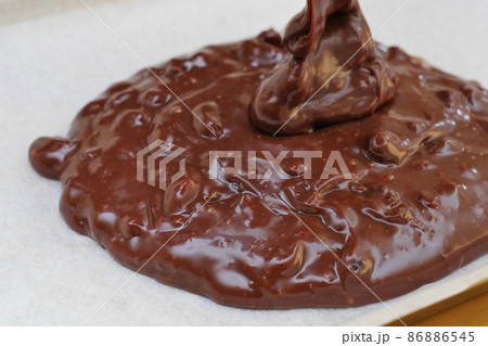 ラムレーズンを練り込んだチョコレート菓子を作っている 86886545