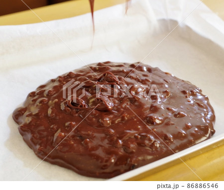 ラムレーズンを練り込んだチョコレート菓子を作っている ラムレーズンを練り込んだチョコレート菓子を作っている 86886546