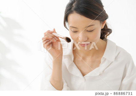 身だしなみを整える女性 身だしなみを整える女性 86886731