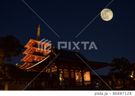 《大阪市》日本最古の官寺 四天王寺の夕景と満月/ 86887128