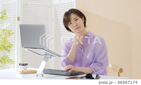 在宅ワーク　悩む　女性 86887174