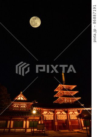 《大阪市》日本最古の官寺 四天王寺の夕景と満月/ 86887191