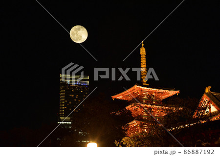 《大阪市》日本最古の官寺 四天王寺の夕景と満月/ 86887192