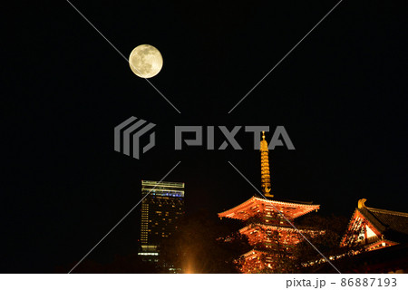 《大阪市》日本最古の官寺 四天王寺の夕景と満月/ 86887193