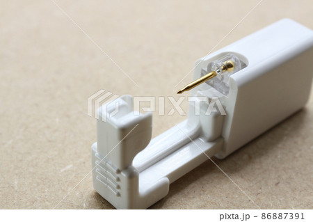 ピアス穴を開けるピアッサー 86887391