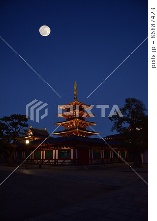 《大阪市》日本最古の官寺 四天王寺の夕景と満月/ 《大阪市》日本最古の官寺 四天王寺の夕景と満月/ 86887423