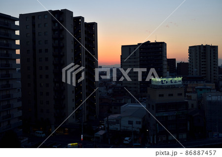 北浦和の夕景、ビルのシルエット、浦和区常盤のマンションより窓の外を見る 86887457