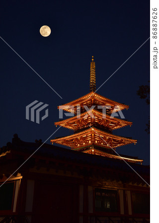 《大阪市》日本最古の官寺 四天王寺の夕景と満月/ 86887626