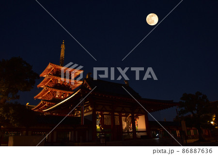 《大阪市》日本最古の官寺 四天王寺の夕景と満月/ 《大阪市》日本最古の官寺 四天王寺の夕景と満月/ 86887636