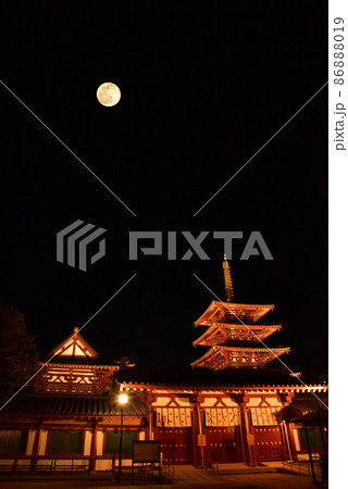 《大阪市》日本最古の官寺 四天王寺の夕景と満月/ 86888019