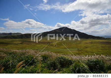 烏帽子岳と草千里が浜 烏帽子岳と草千里が浜 86888335