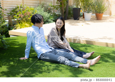 カップル　芝生 86888841