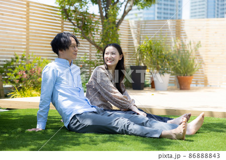 カップル 芝生 カップル 芝生 86888843