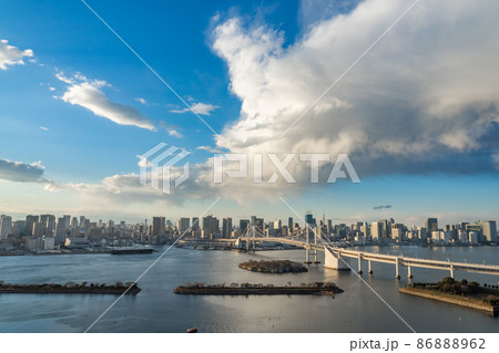 東京タワーとレインボーブリッジを望むお台場都市風景 86888962