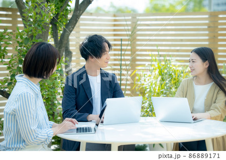 ビジネス　ミーティング　屋外 86889171
