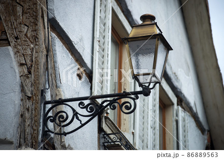 Closeup of retro street light on medieval house facade in the street Closeup of retro street light on medieval house facade in the street 86889563