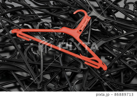 クリーニングから戻ったときに付いているプラハンガー 86889713