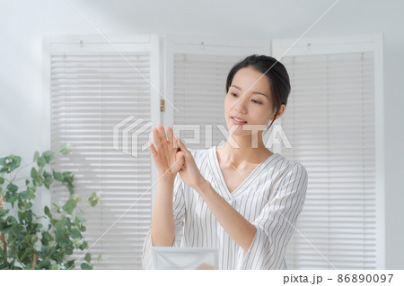 ハンドケアをする女性 86890097