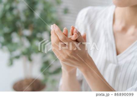 ハンドケアをする女性 86890099