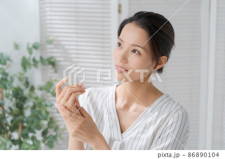 ハンドケアをする女性 ハンドケアをする女性 86890104