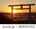 夕日と鳥居 86890462