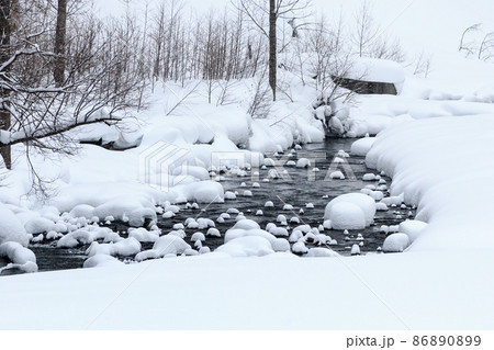 北海道恵庭市、ラルマナイ川の雪帽子【2月】 86890899