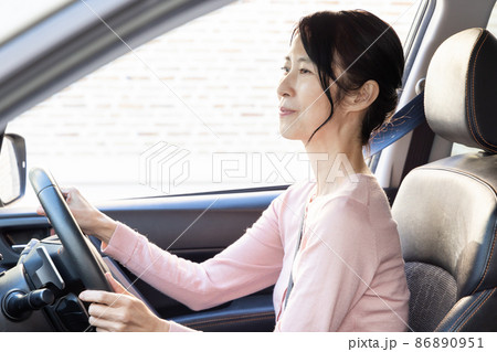 シニア女性　セーフティドライブ 86890951