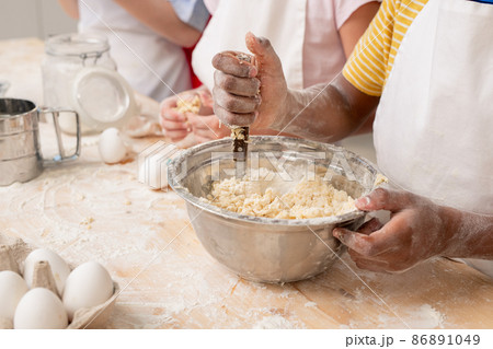 Making Delicious Surprise for Mom 86891049